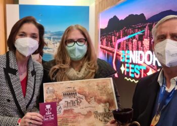La Asociación del Camino del Santo Grial presenta la Credencial del Peregrino a la Ministra Reyes Maroto en FITUR 2022