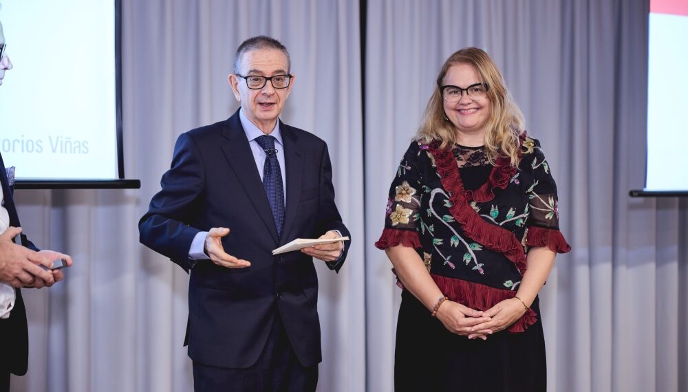 La Dra. Ana Mafé recibe un reconocimiento por demostrar científicamente la autenticidad del «Santo Grial»