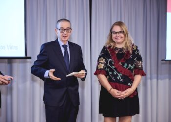 La Dra. Ana Mafé recibe un reconocimiento por demostrar científicamente la autenticidad del «Santo Grial»