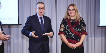 La Dra. Ana Mafé recibe un reconocimiento por demostrar científicamente la autenticidad del «Santo Grial»