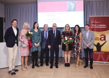 La Dra. Ana Mafé recibe un reconocimiento por demostrar científicamente la autenticidad del «Santo Grial»