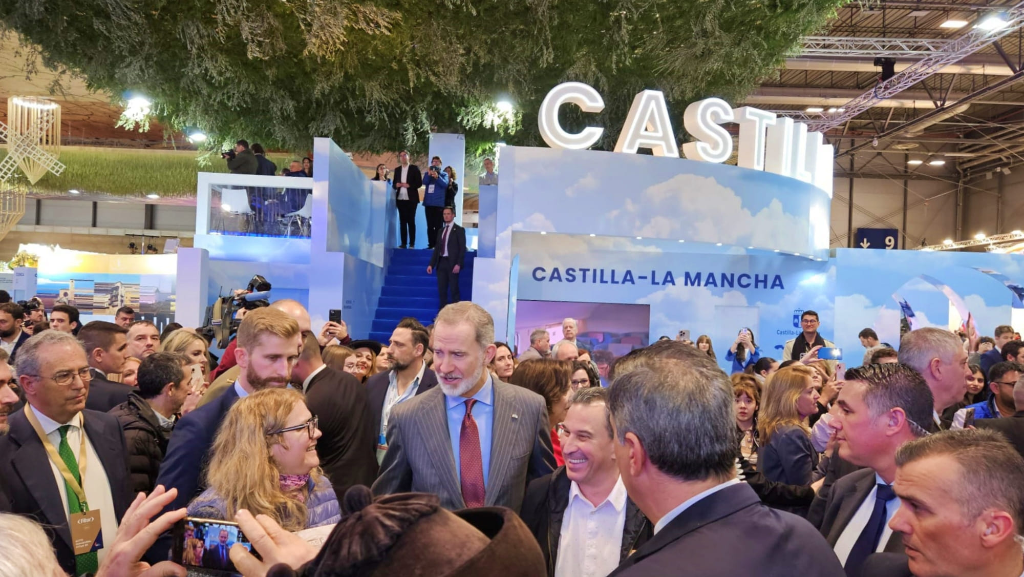 Dra. Ana Mafé con su Majestad el Rey Felipe VI en FITUR 2025