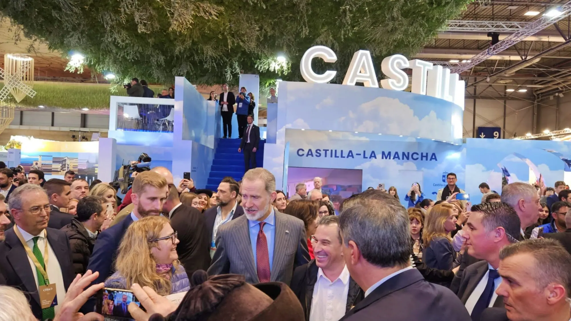 Dra. Ana Mafé con su Majestad el Rey Felipe VI en FITUR 2025